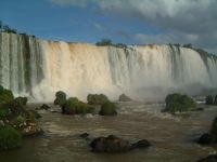 Iguacu - 70 m strzen die Wassermassen in die Tiefe
